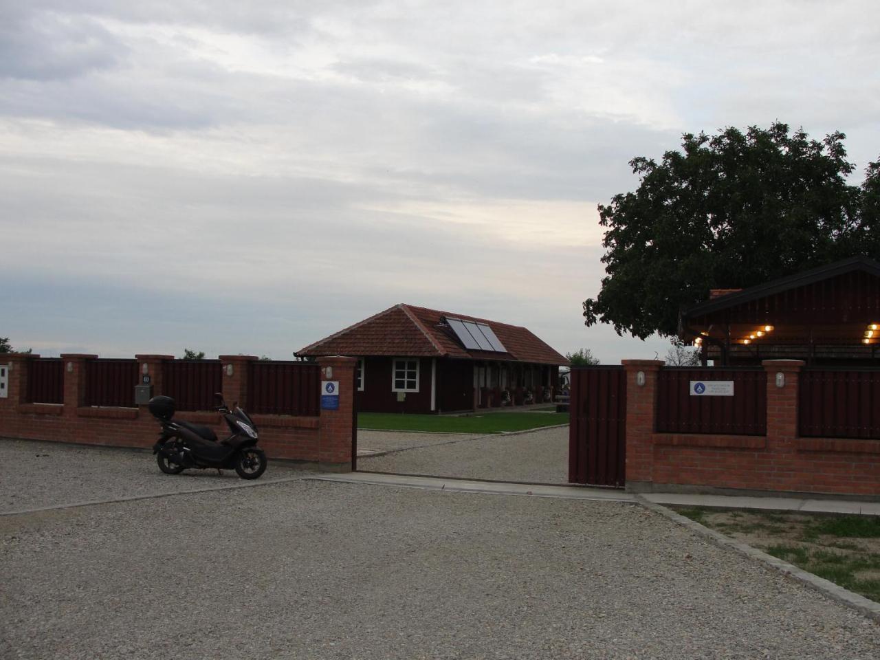 Coffeecamp-Kovilj Hotel Exterior photo
